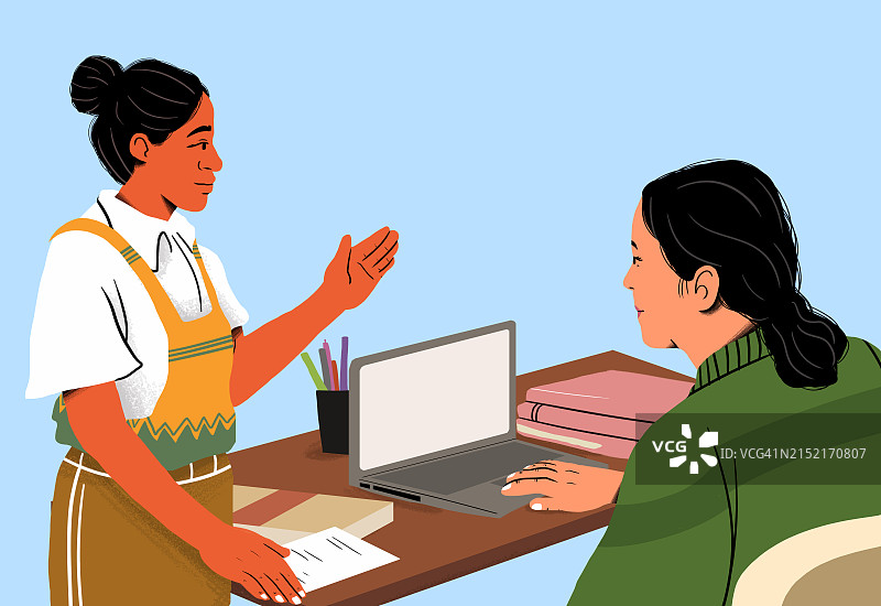 商务女性在蓝色背景下对着办公桌上的文件讨论图片素材