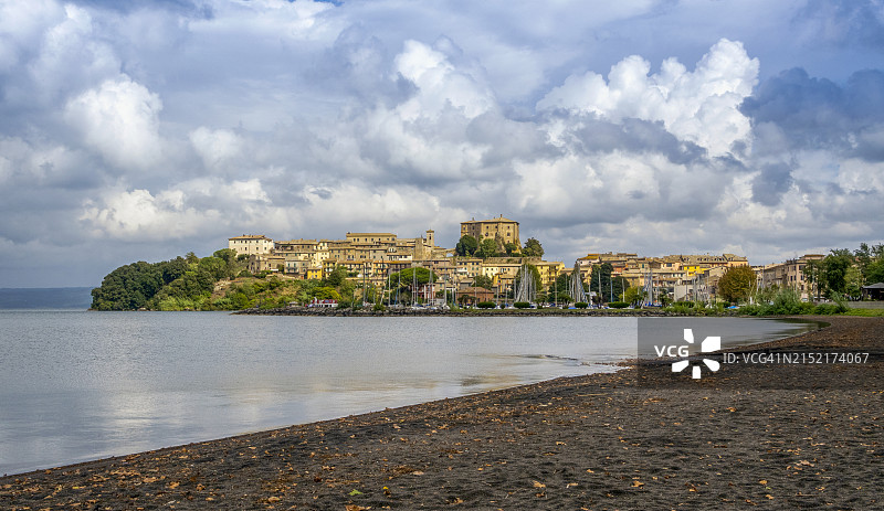 意大利拉齐奥大区布拉恰诺湖岸城镇上空的云彩图片素材