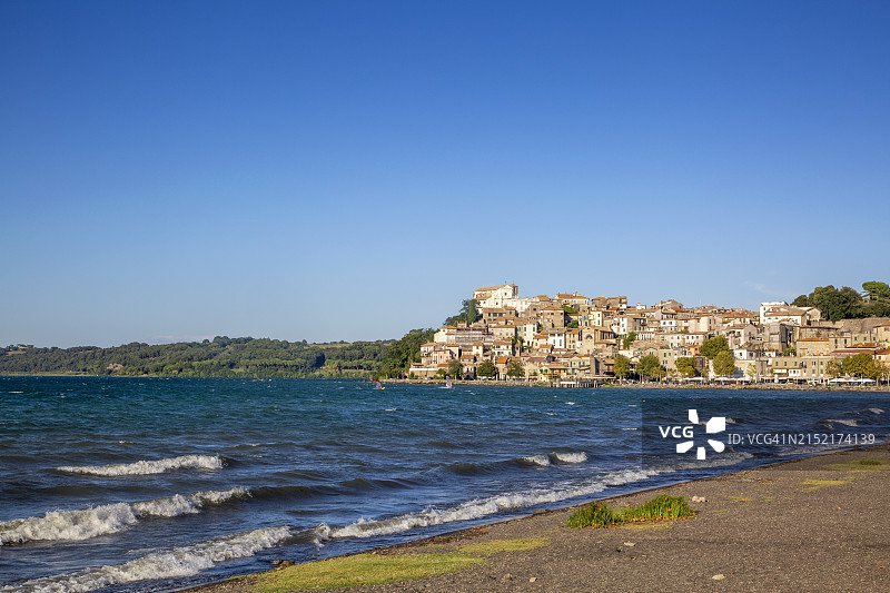 意大利拉齐奥大区布拉恰诺湖畔的安圭拉拉萨巴齐亚镇图片素材