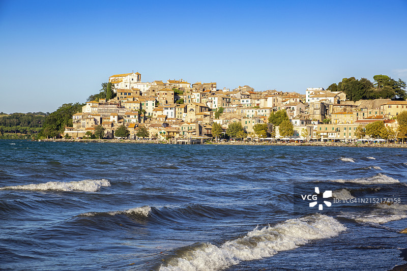 意大利拉齐奥Anguillara Sabazia，布拉恰诺湖岸边的城镇图片素材