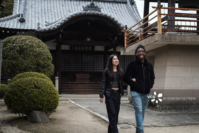 情侣朋友参观日本传统神社寺庙图片素材