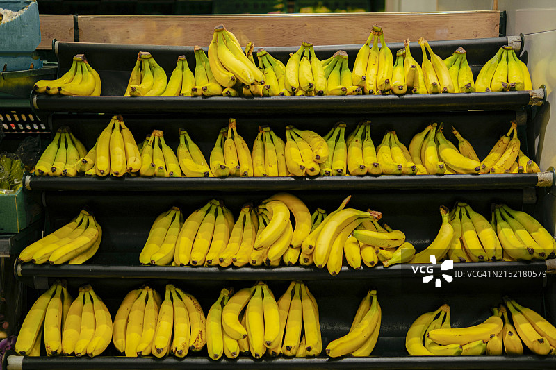 有机新鲜黄香蕉超市货架陈列图片素材