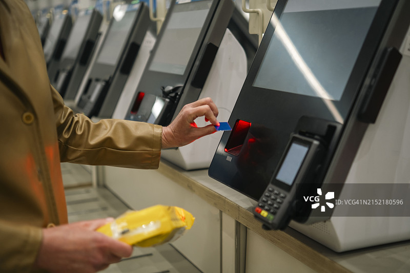 使用红外自助服务终端的年轻女人图片素材