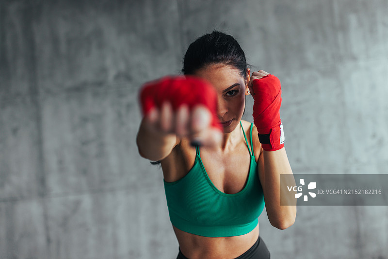 在健身房锻炼的武术家图片素材