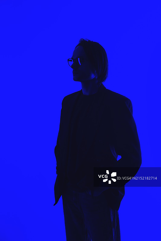 佩戴眼镜的男士剪影图片素材