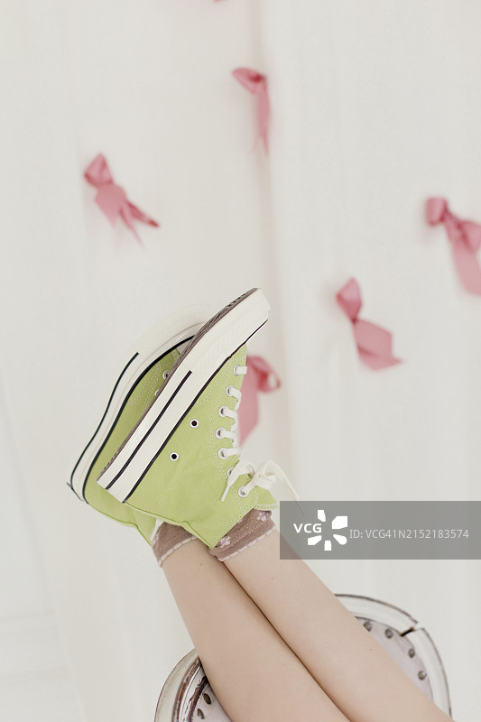 穿着绿色帆布鞋的女孩图片素材