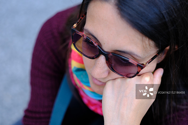 长发年轻女人的沉思图片素材