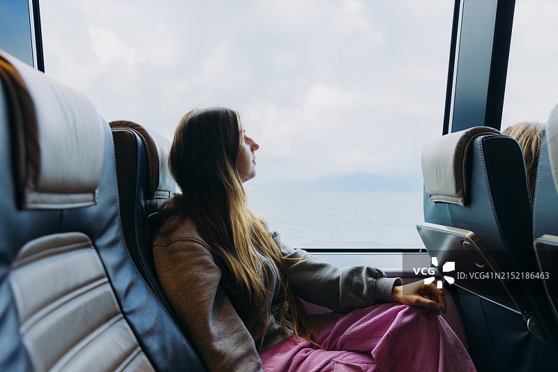 女人乘渡轮过海图片素材