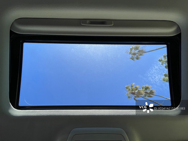 透过汽车天窗仰望图片素材