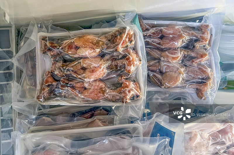 超市冷冻柜中真空密封的牛蛙图片素材