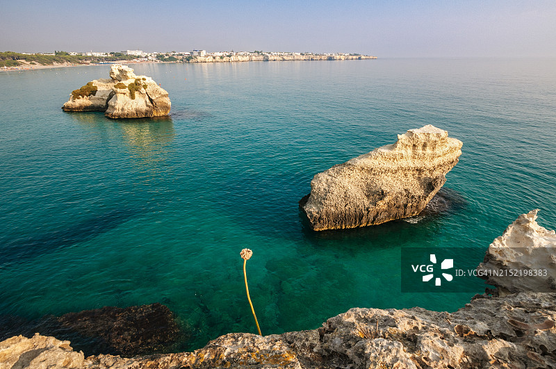 意大利普利亚萨伦托Le Due Sorelle及托雷德尔奥尔索附近的亚得里亚海图片素材