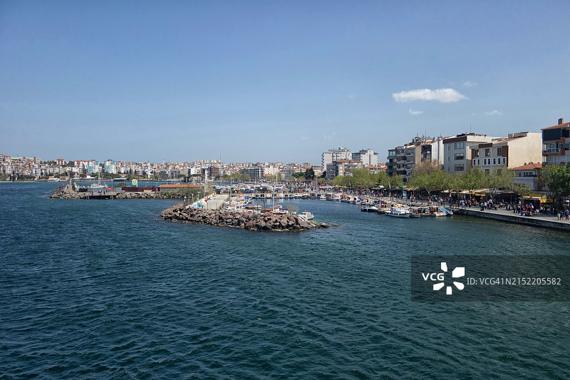 春日阳光明媚的恰纳卡莱码头俯视图图片素材