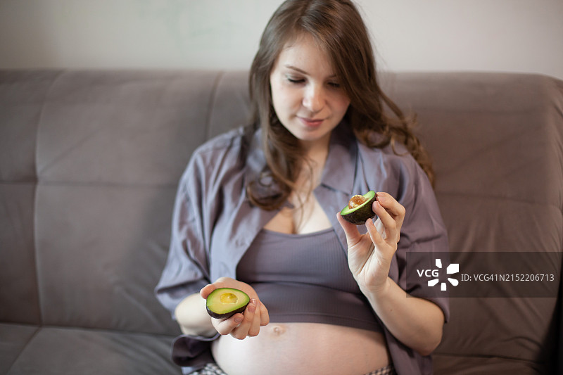 孕妇手拿牛油果图片素材