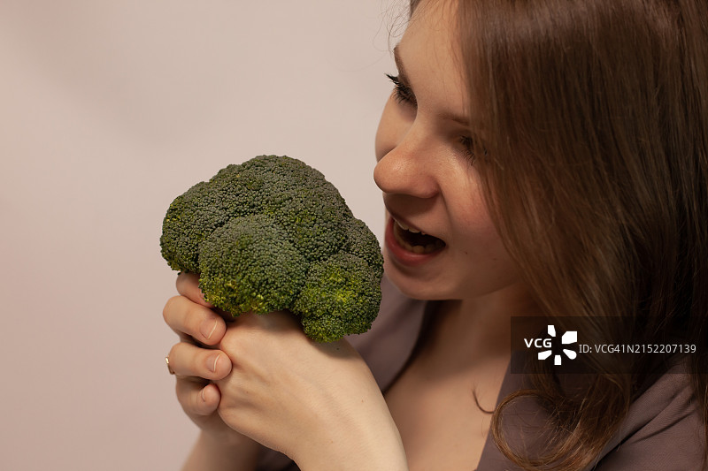 怀孕27-29周，手中拿着西兰花和扁豆图片素材