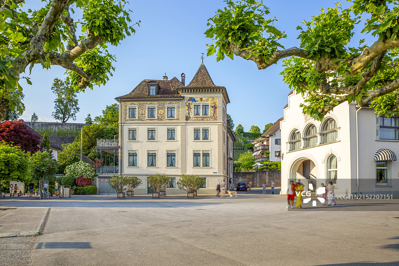 瑞士拉珀斯维尔老城区的游客图片素材