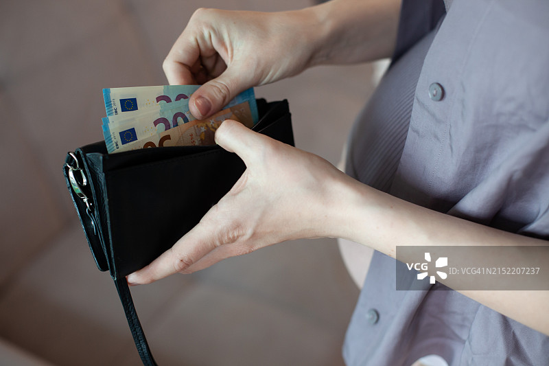 怀孕27-29周的孕妇数欧元图片素材