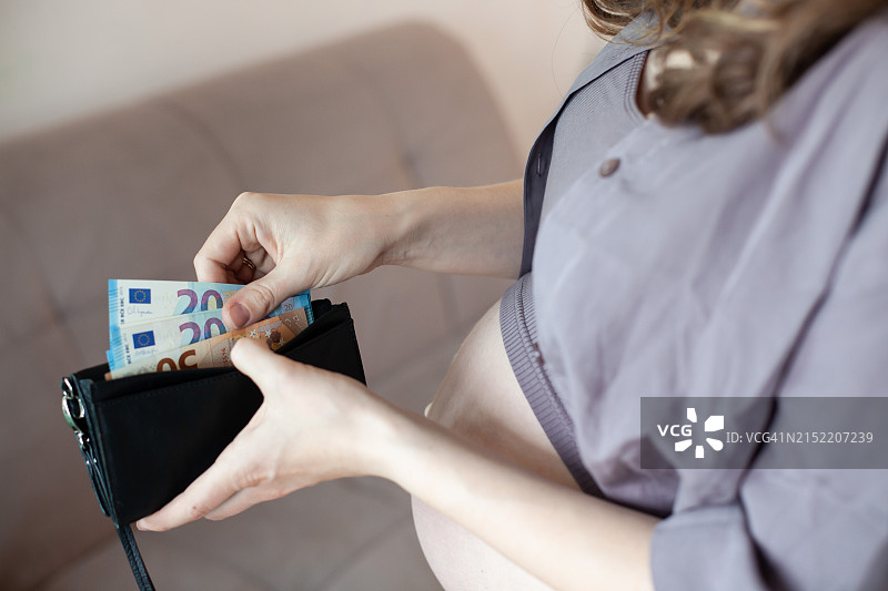 怀孕27-29周的孕妇数欧元图片素材