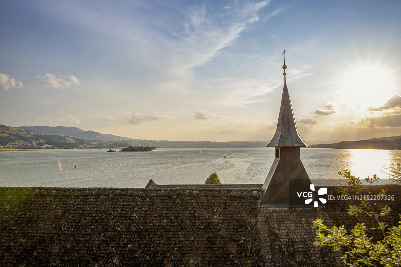 瑞士圣加仑州拉珀斯维尔林登霍夫附近的苏黎世湖屋顶尖塔图片素材