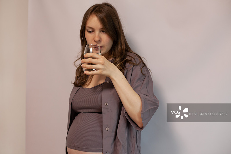 孕妇喝水图片素材