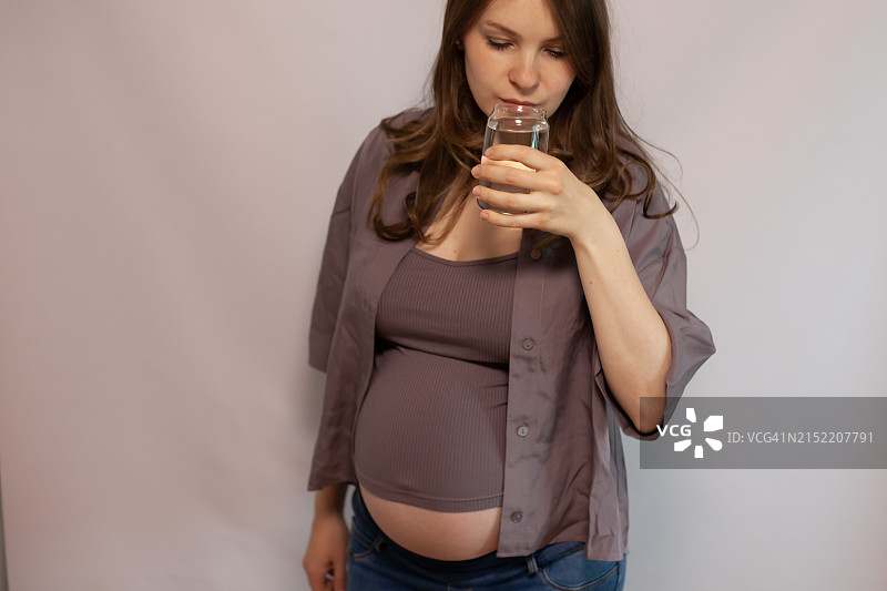 孕妇喝水图片素材