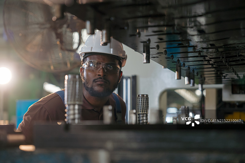 工人在机器上切割金属板图片素材