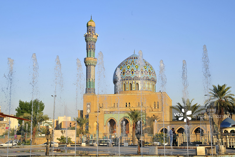 前景是费尔道斯广场，后面是斋月清真寺，巴格达-伊拉克图片素材