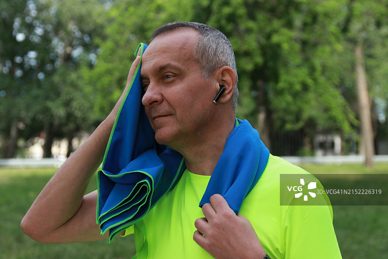 中年男人训练后使用毛巾图片素材