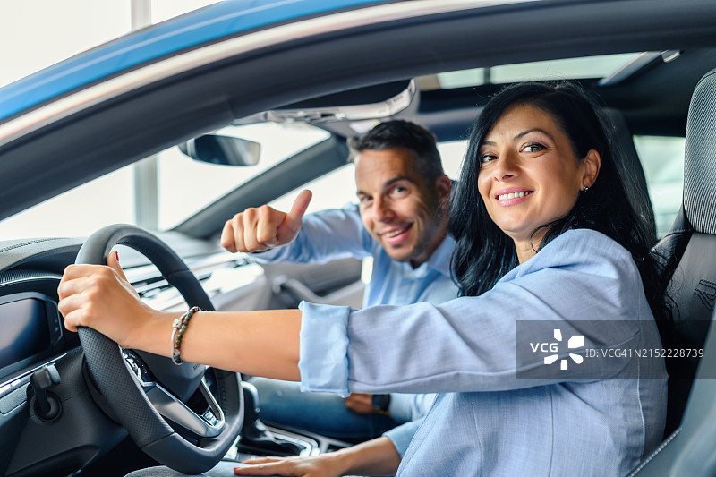一对幸福的夫妇坐在新车里图片素材