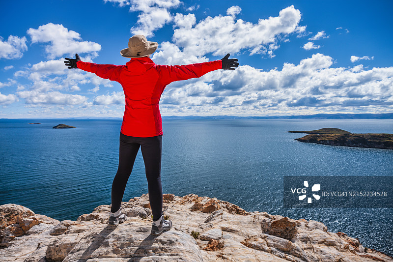 年轻女游客欣赏的的喀喀湖的太阳岛风光图片素材