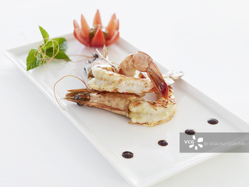 盘中的烤虾串图片素材