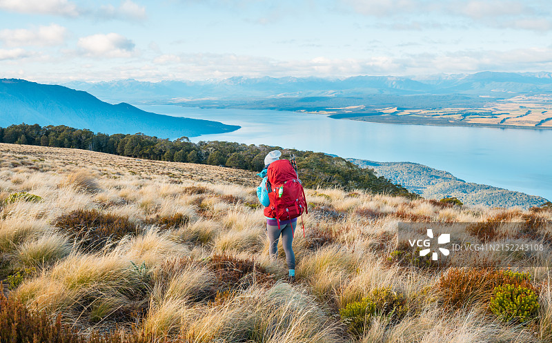 在新西兰欣赏风景的徒步女人图片素材