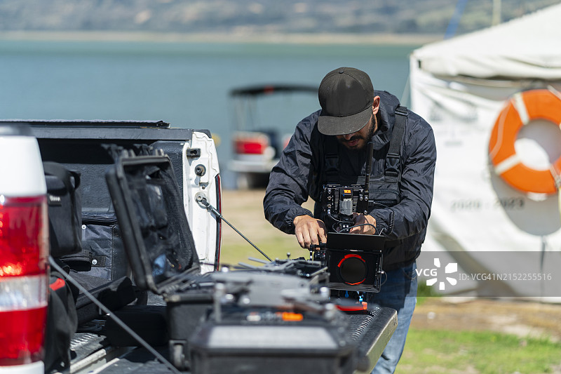 男性音像制作人准备录制音乐视频图片素材
