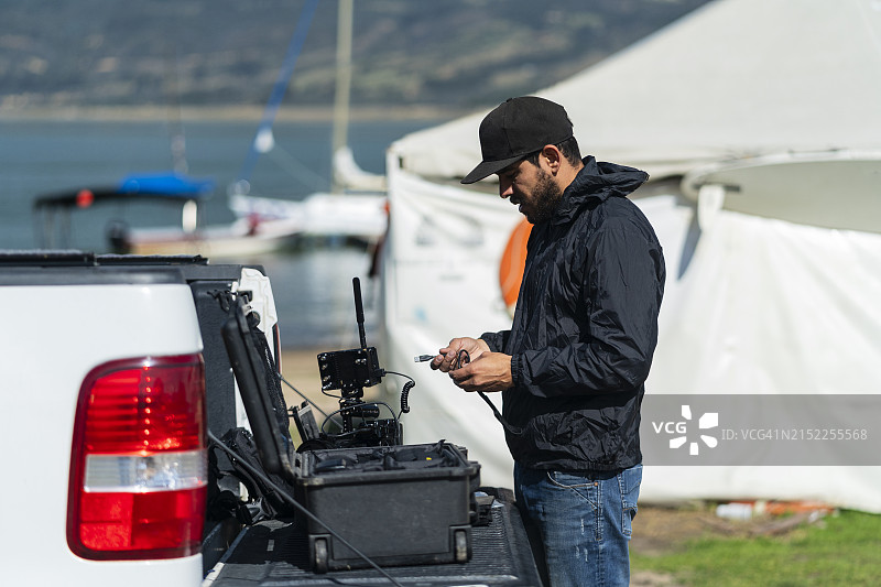 男性音像制作人准备录制音乐视频图片素材