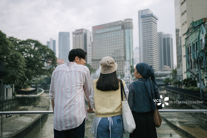 亚洲年轻游客在吉隆坡生命之河的占美清真寺游览（后视图）图片素材
