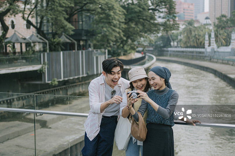年轻的亚洲游客在吉隆坡占美清真寺拍摄照片图片素材