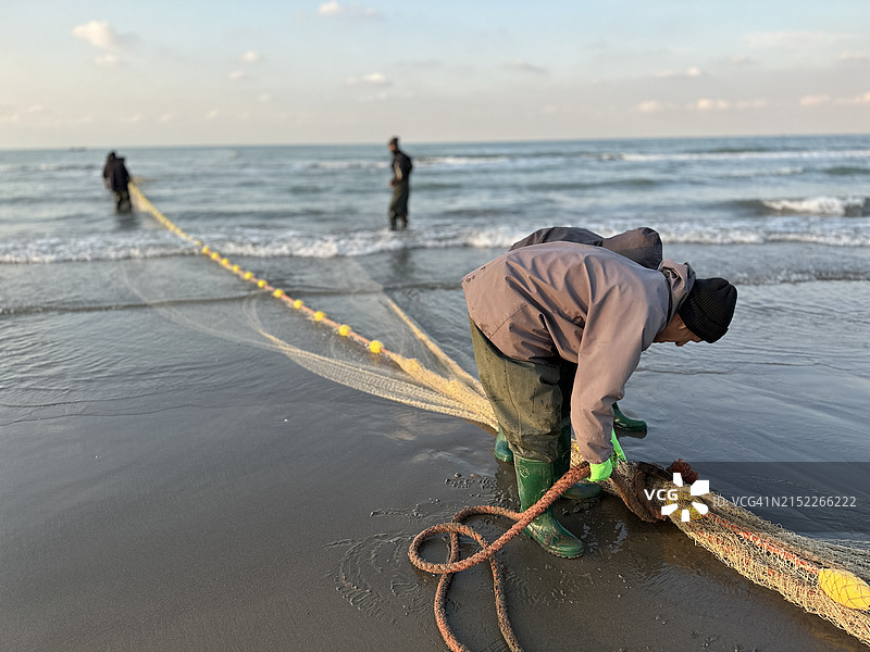 在海里钓鱼图片素材