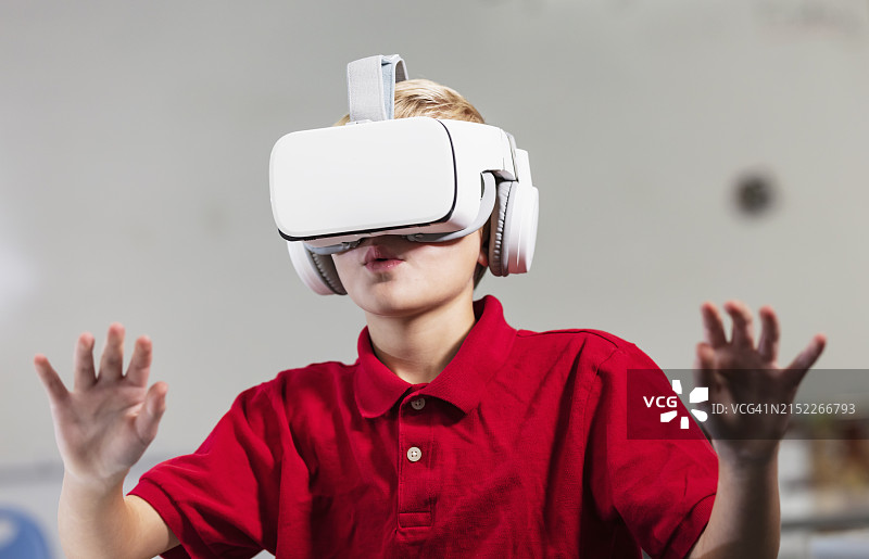 中学生使用VR头显图片素材