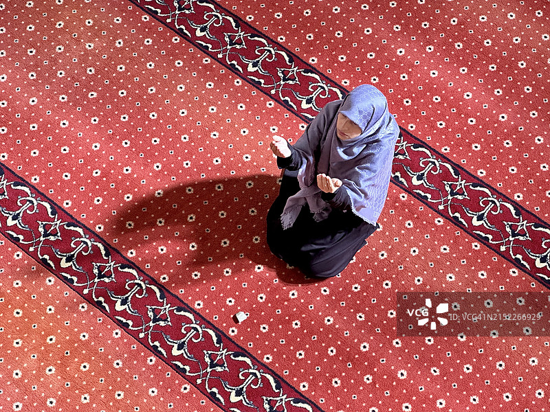 穆斯林妇女在清真寺祈祷图片素材