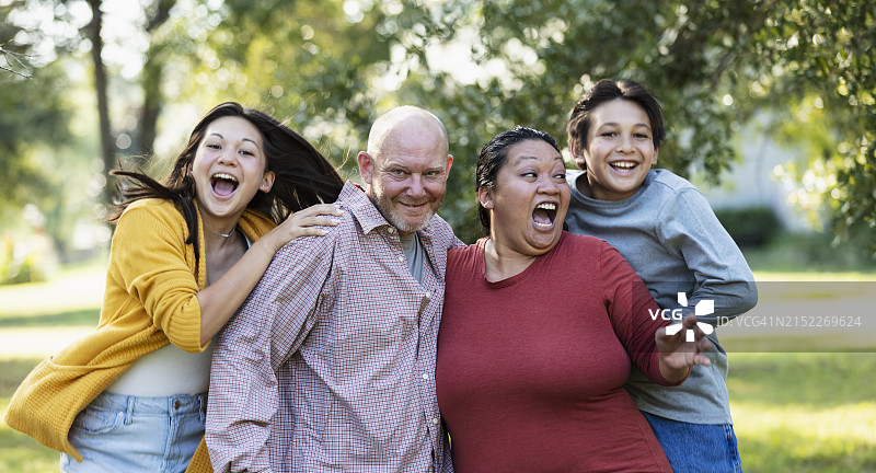 多种族家庭快乐地拍摄全家福图片素材
