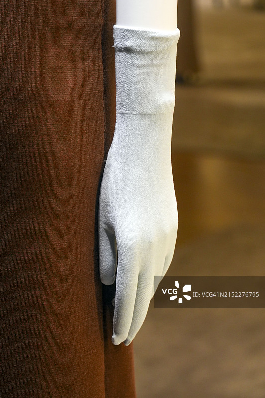 戴白色手套的模特手部特写图片素材
