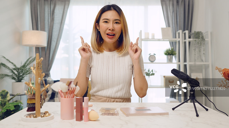 亚裔美妆博主录制化妆教程，分享直播美妆技巧图片素材