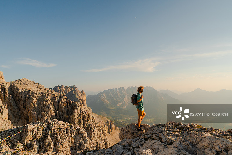 男人在多洛米蒂山脉的极端地形中徒步图片素材