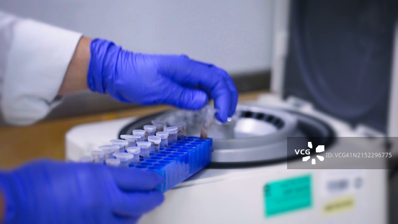 科学家送检多个离心管进行研究图片素材