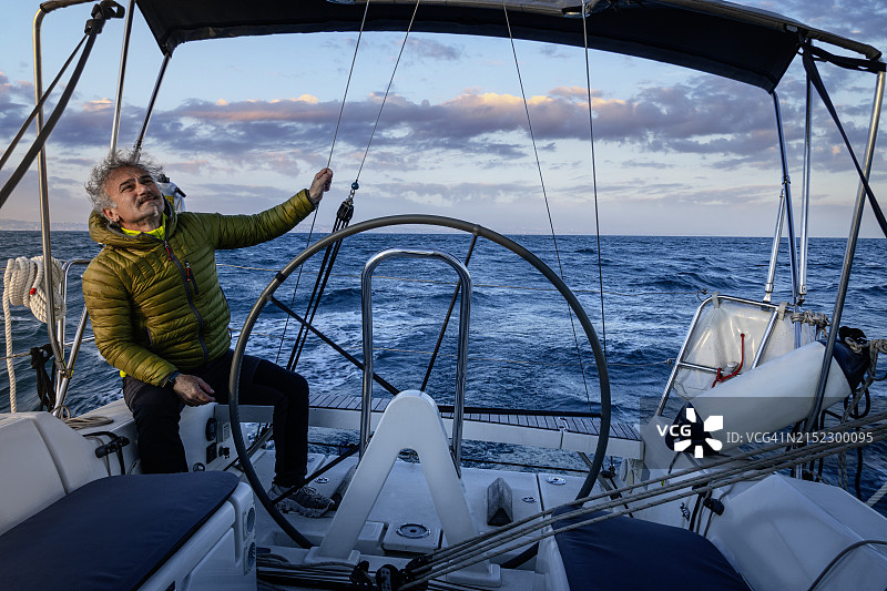 水手在帆船上观察环境图片素材