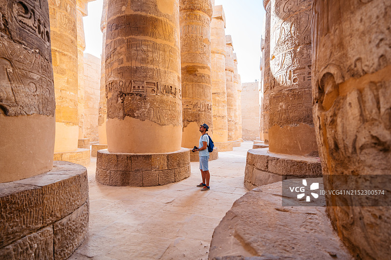 中年男子在埃及卢克索卡纳克神庙拍照图片素材