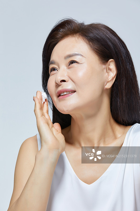 医疗美容，中年妇女，润肤露，抗衰老图片素材
