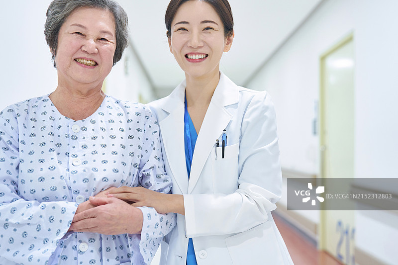 老年人、老年健康、疗养院、医院的走廊与医生和病人图片素材