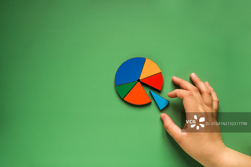 选择方向：手伸向绿色圆形图表的一部分图片素材