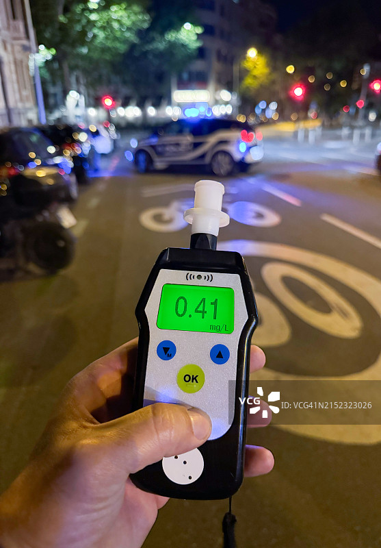 酒精测试仪，呼出气体中酒精含量为0.41毫克/升图片素材