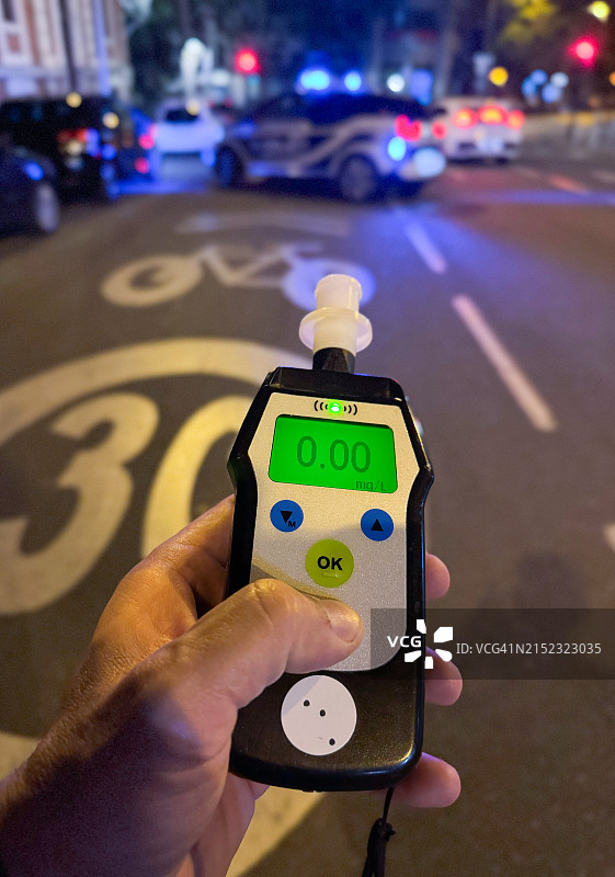 呼气酒精含量为0.0 mg/l的酒精测试仪图片素材